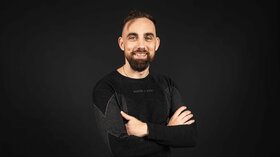 Smiling man with arms crossed © Sport Kessler GmbH