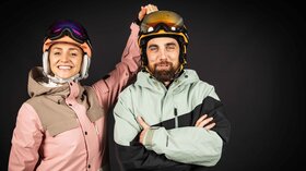 Ein Paar in Skikleidung vor schwarzem Hintergrund. © Sport Kessler GmbH