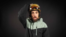 Überraschter Mann mit Skibrille und Helm © Sport Kessler GmbH