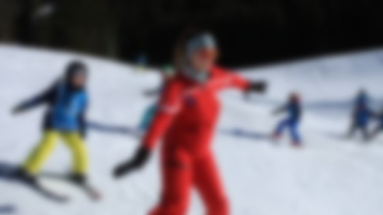Skilehrerin unterrichtet Kinder beim Skifahren. © Skischule Seite Egg