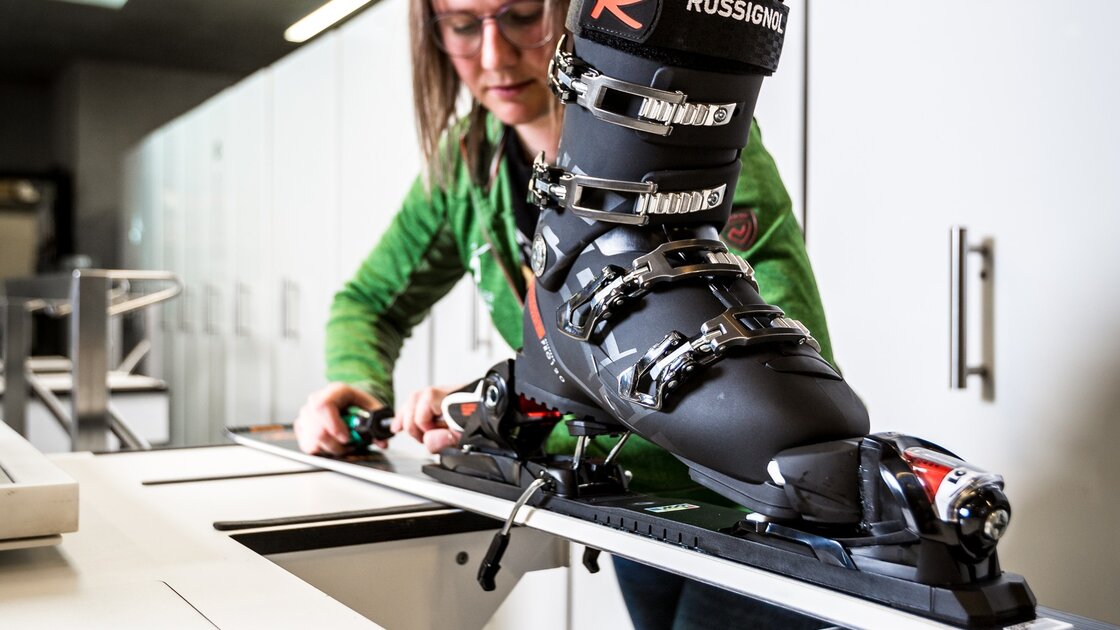 Skischuh wird an einen Ski befestigt. © Sport Kessler GmbH
