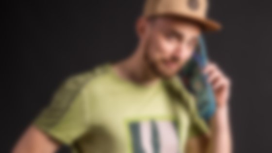 Junger Mann mit Basecap und Flipflop am Ohr. © Sport Kessler GmbH